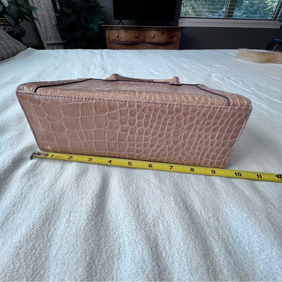 Liz Claiborne Great Expectations Buff Beige Faux Leather Small Saddle Purse NWT - Picture 5 of 9